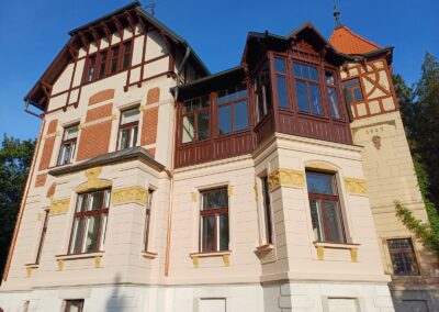 Rekonstrukce fasády secesní vily Sloup v Čechách