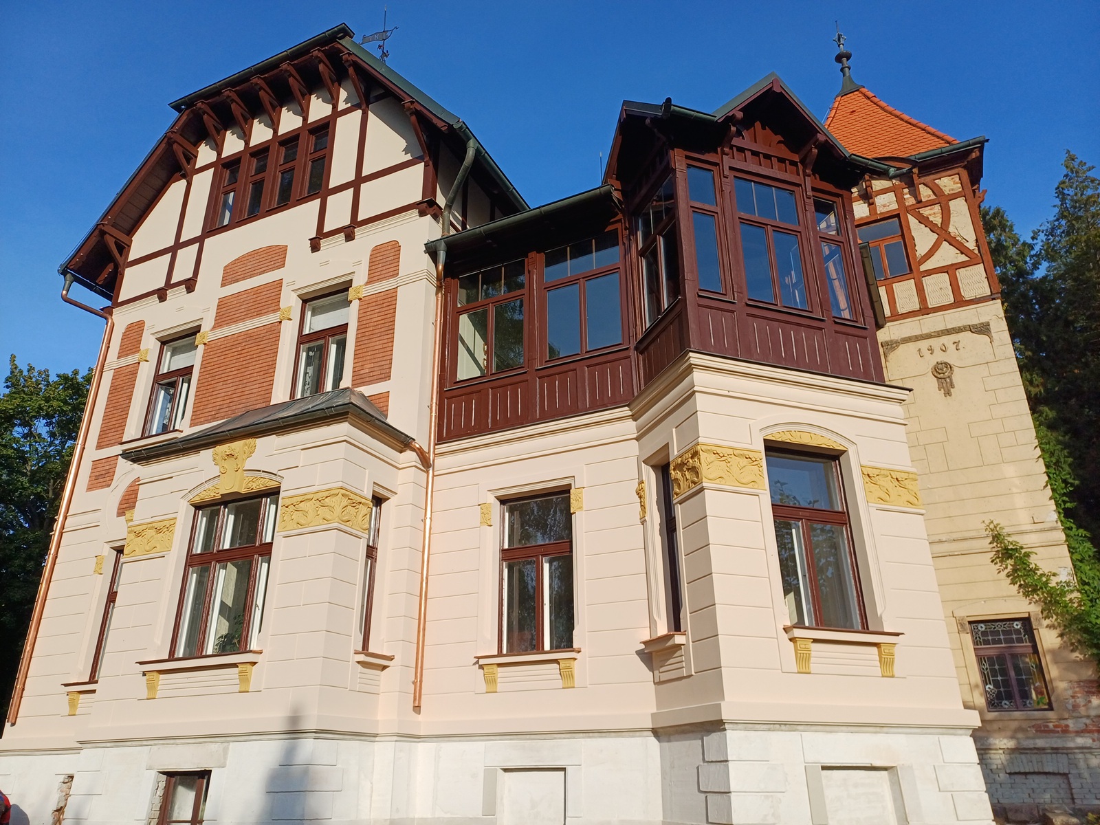 Rekonstrukce fasády secesní vily Sloup v Čechách